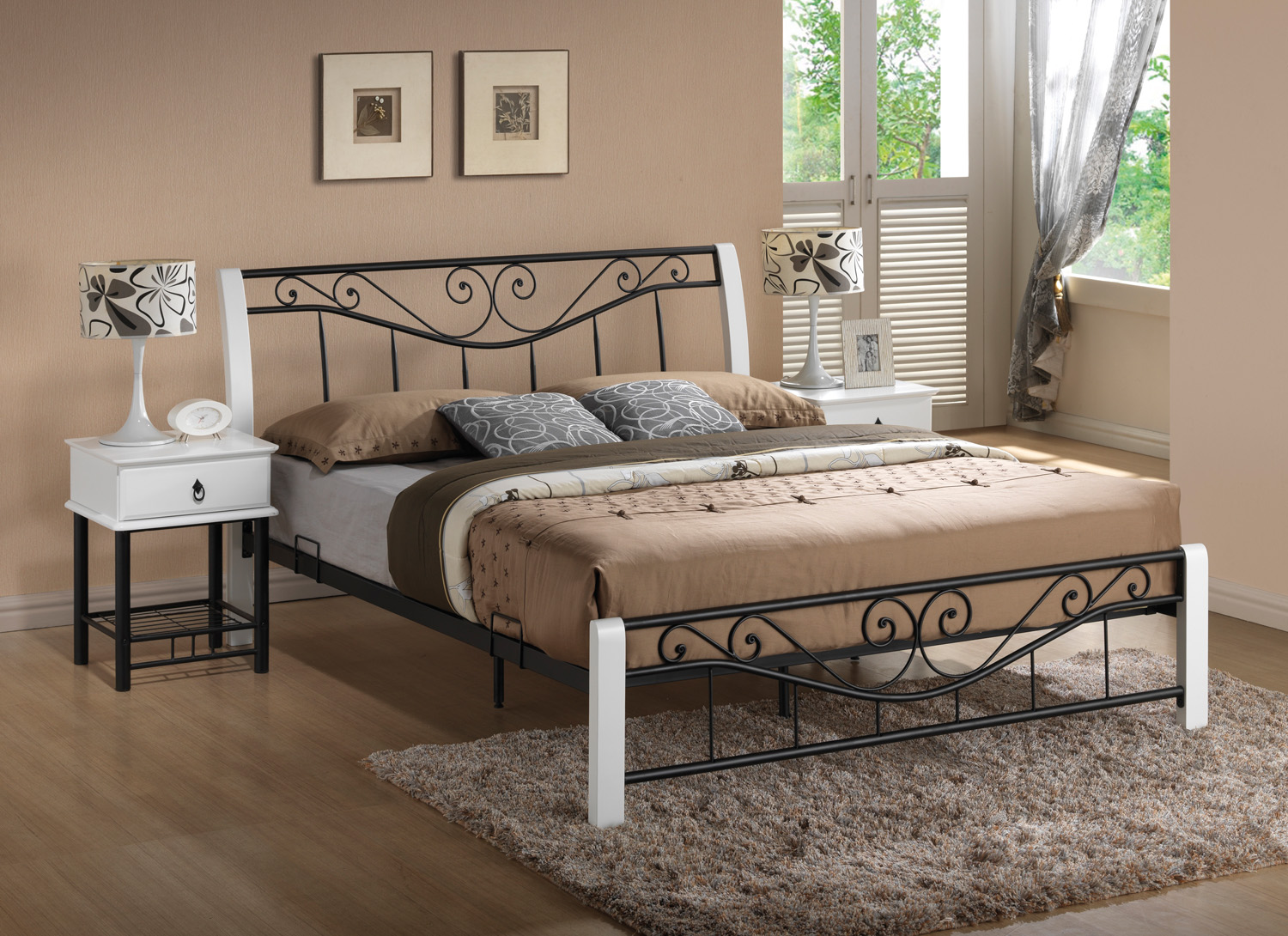 железная кровать с деревянными спинками